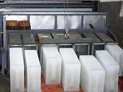 高溫天辦公室采用工業冰塊降溫的放置方法